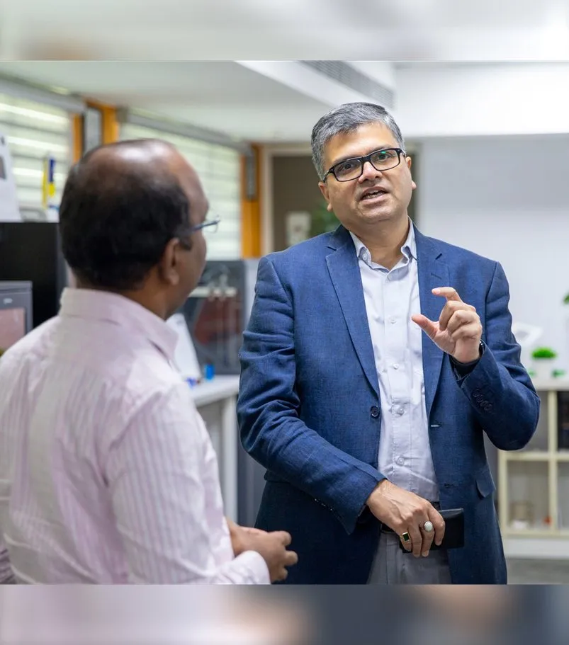 Guest in discussion with a faculty member at the Co-Innovation Centre lab